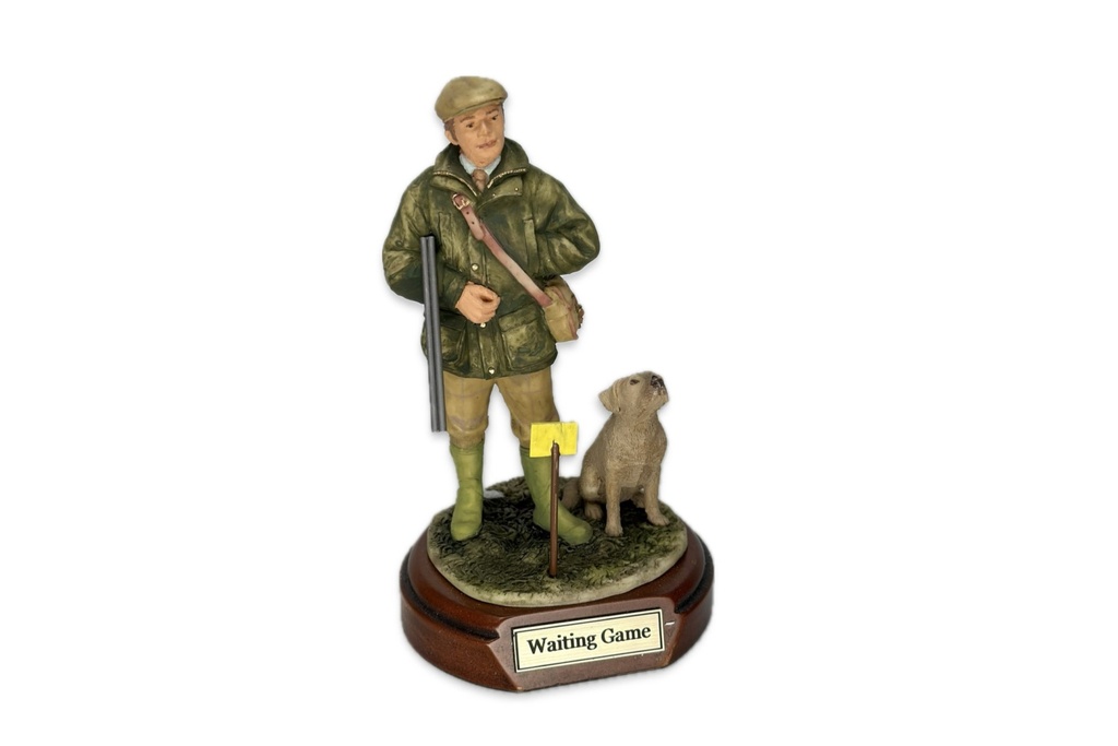 Top Notch Figurine Waiting Game' - Yellow Labrador